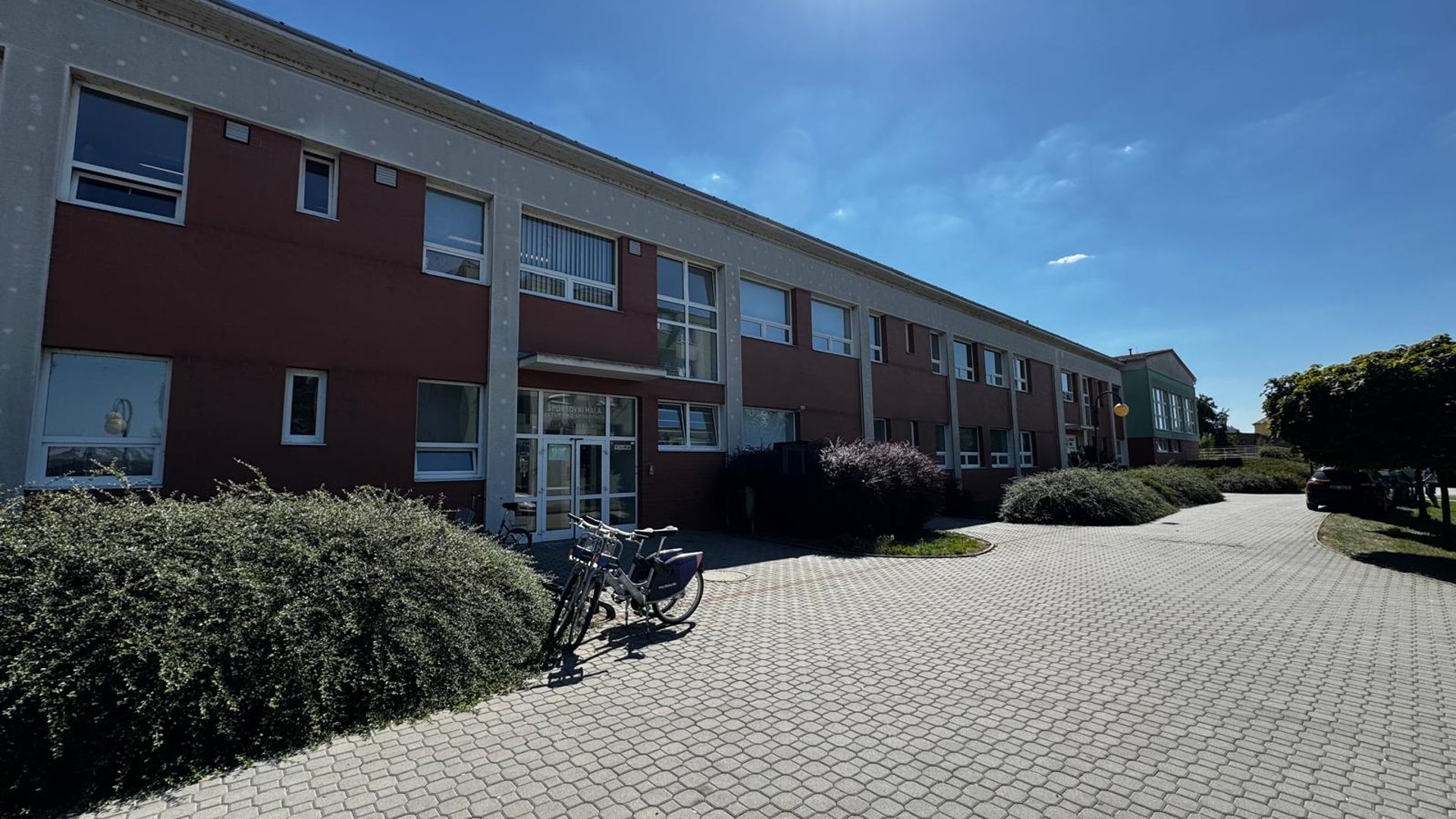 pohled na vstup do areálu Vítězná, bazén i hala