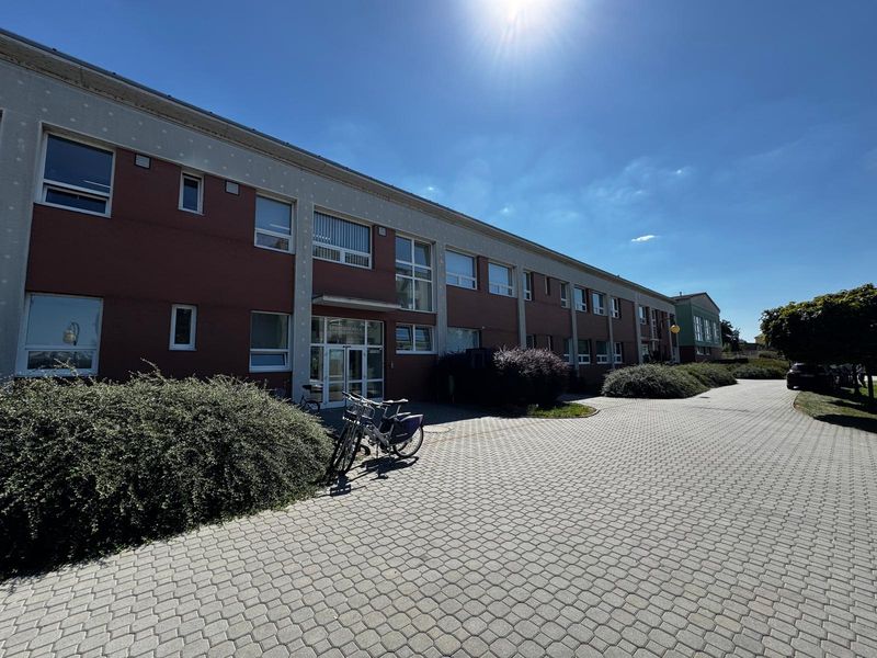 pohled na vstup do areálu Vítězná, bazén i hala