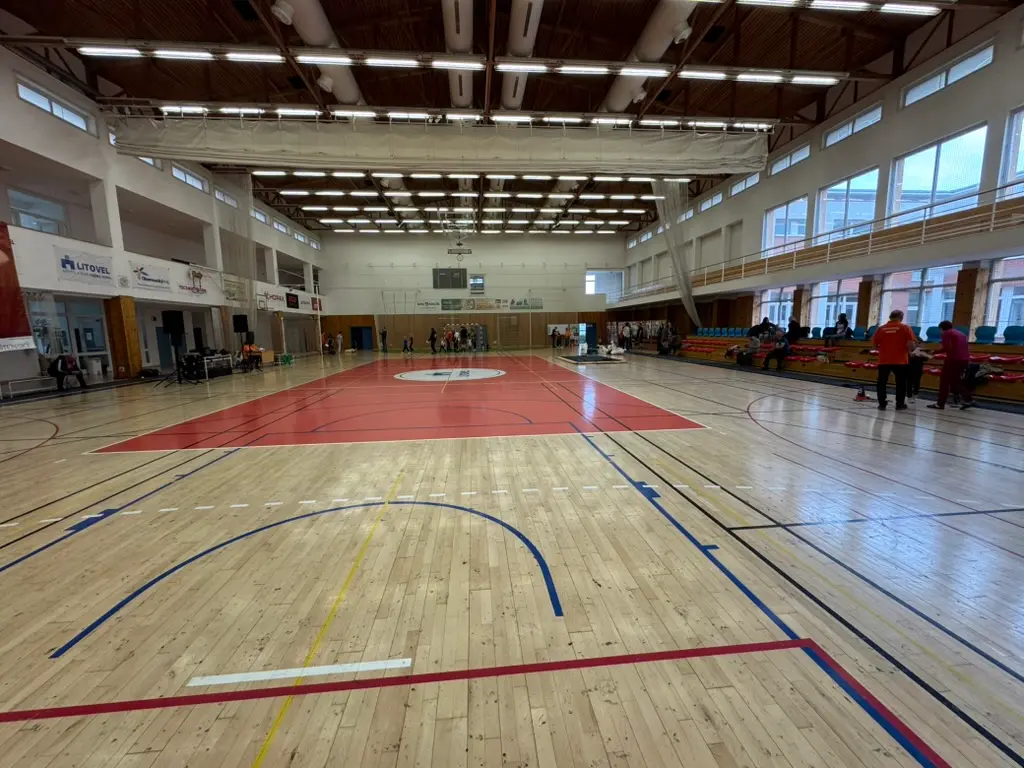 Dřevěná palubovka sportovní haly Vítězná