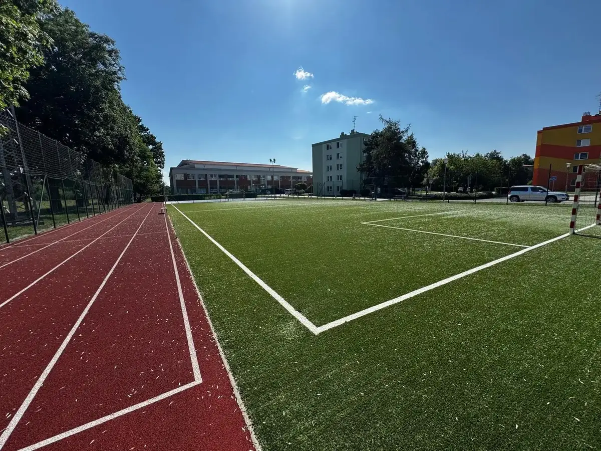 Venkovní hřiště s umělou trávou a běžeckou dráhou po obvodu