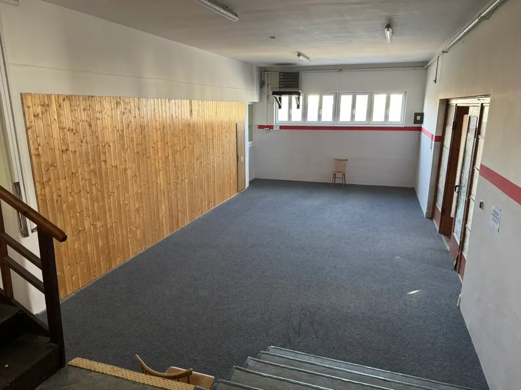 Malý cvičební sál Balkon s dřevěným obkladem stěny